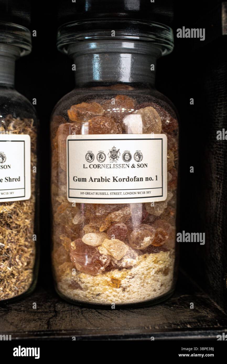 Gomme arabique (Kordofan) dans des bouteilles d'apothicaire en verre chez Cornelissen & son Banque D'Images