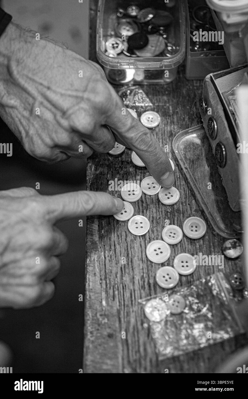 doigts pointant sur le bouton . doigt pour indiquer ou sélectionner un produit ou un article spécifique. Banque D'Images