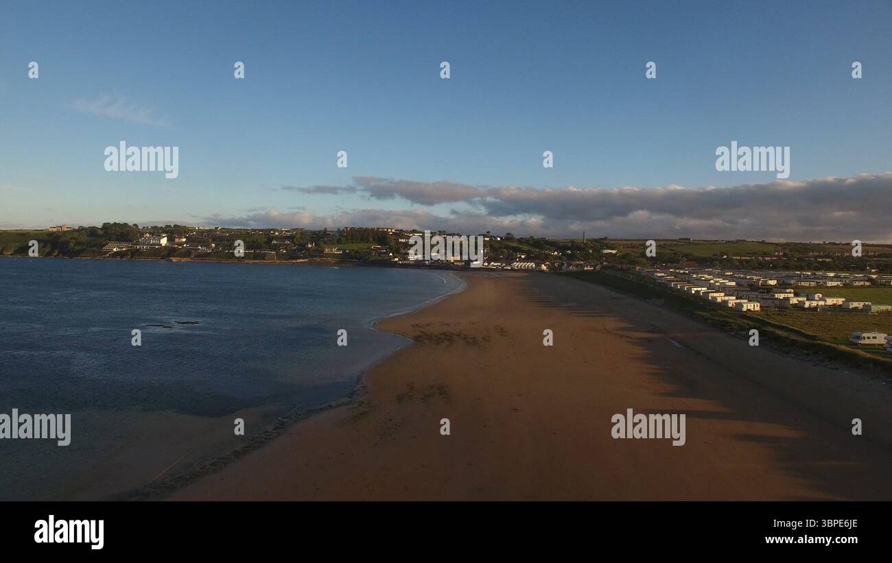 Vue sur la plage contre le ciel en ville Banque D'Images
