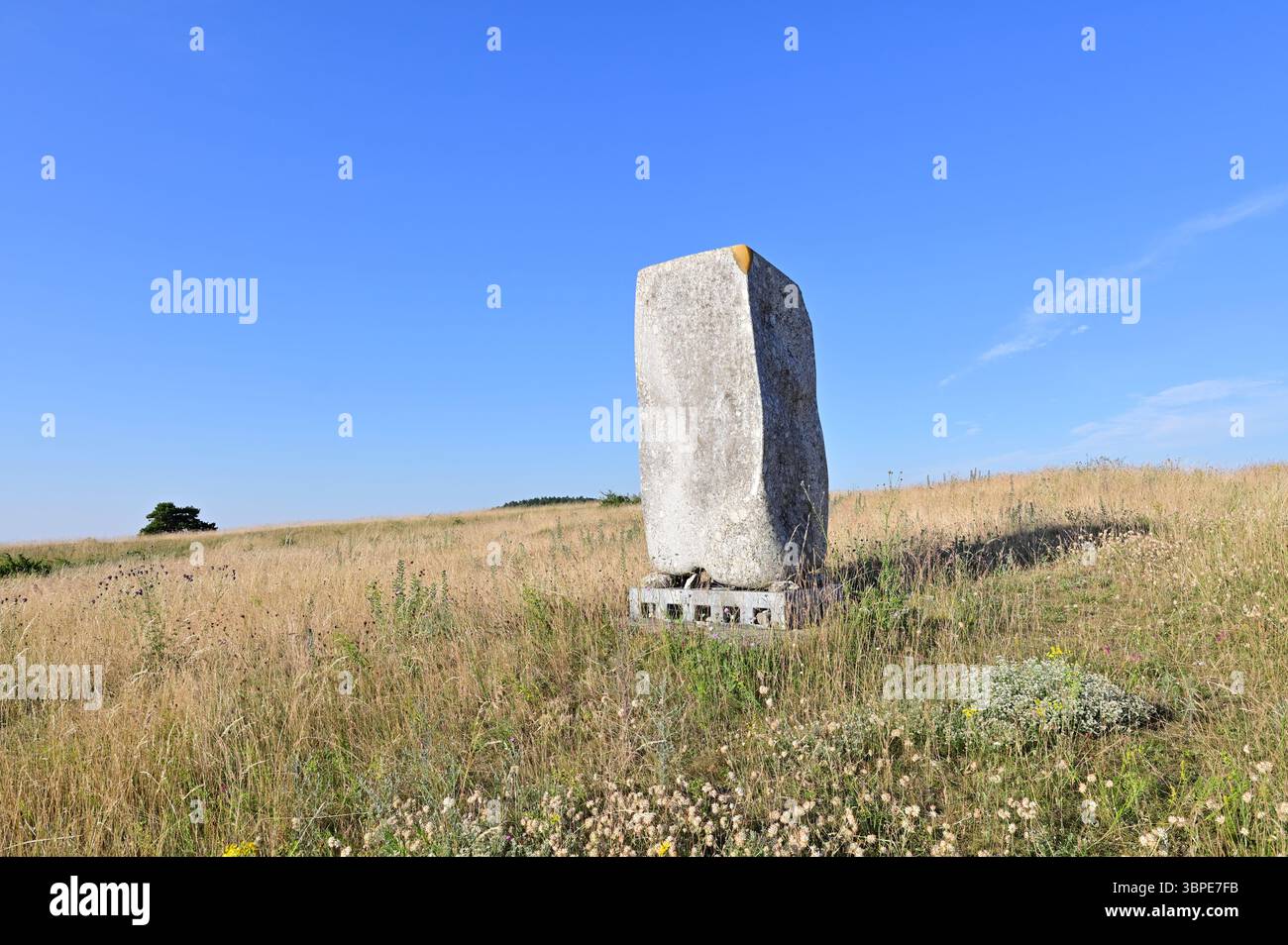 Basse-Autriche, Autriche. Le sentier de sculpture de Klement via le lieu de pèlerinage d'Oberleis à Buschberg. Sculpture en pierre, artiste inconnu Banque D'Images