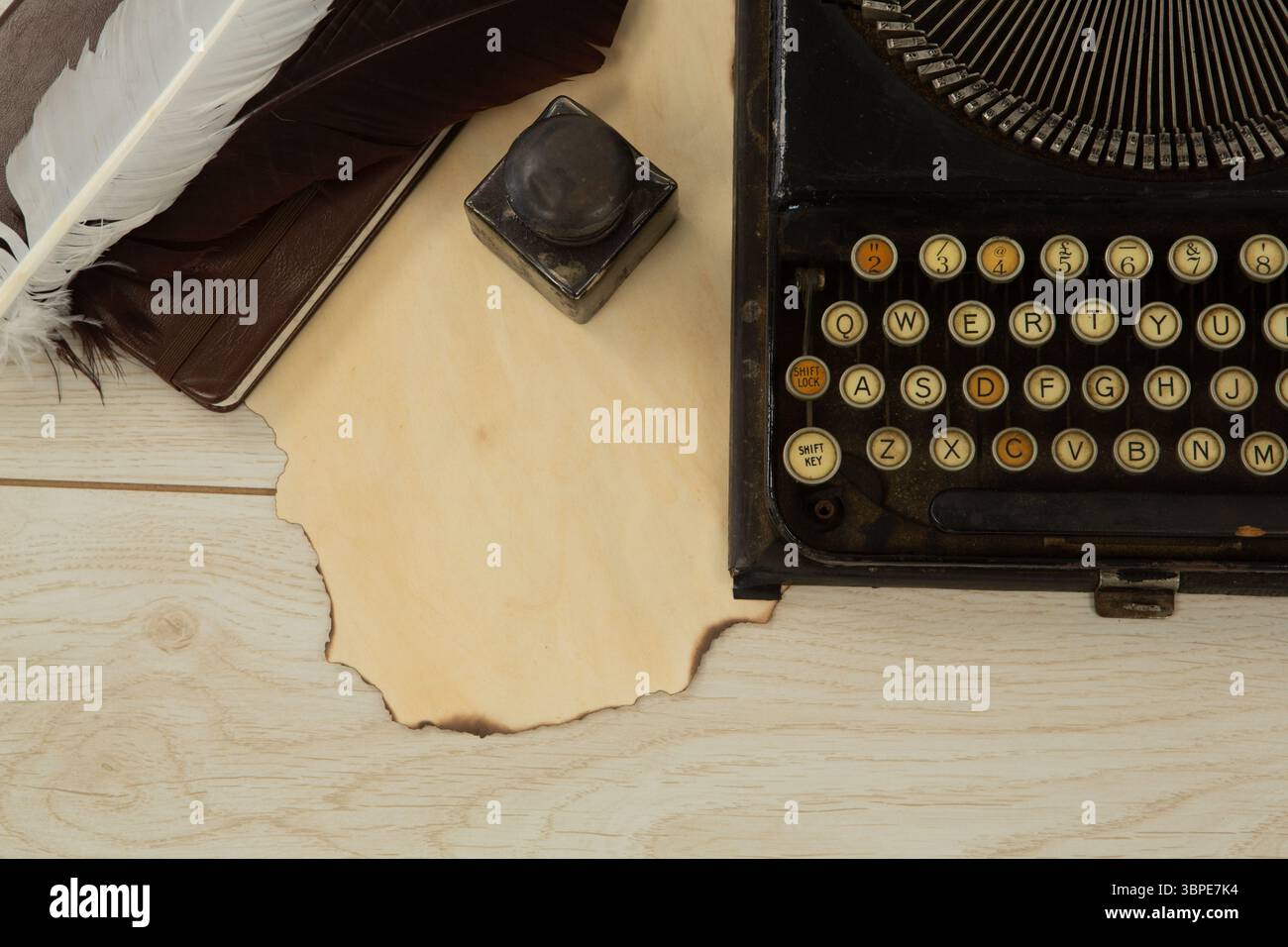 Machine à écrire, plume et timbre sur la table Banque D'Images