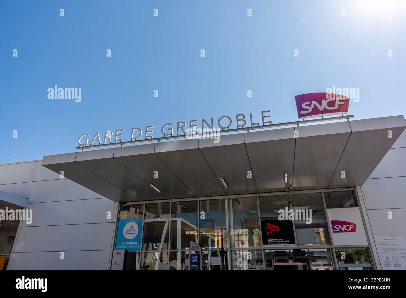 Entrée à la gare SNCF de Grenoble, France. Cette gare est desservie par des TGV rapides et des trains régionaux TER Banque D'Images