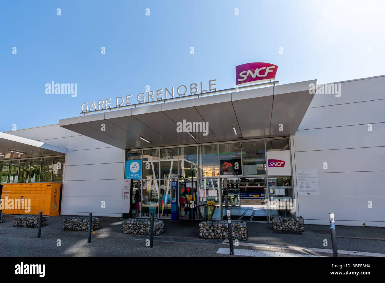 Entrée à la gare SNCF de Grenoble, France. Cette gare est desservie par des TGV rapides et des trains régionaux TER Banque D'Images