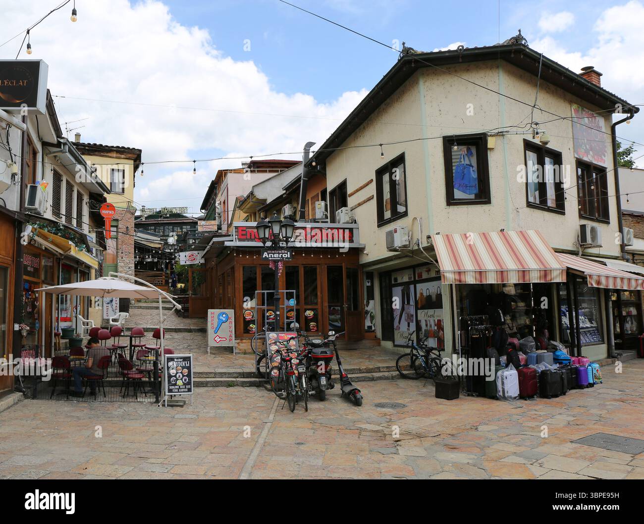 Skopje, Macédoine du Nord- 28 mai 2025 : personnes non identifiées assises dans les restaurants et les magasins au début de Oid Bazaar Banque D'Images