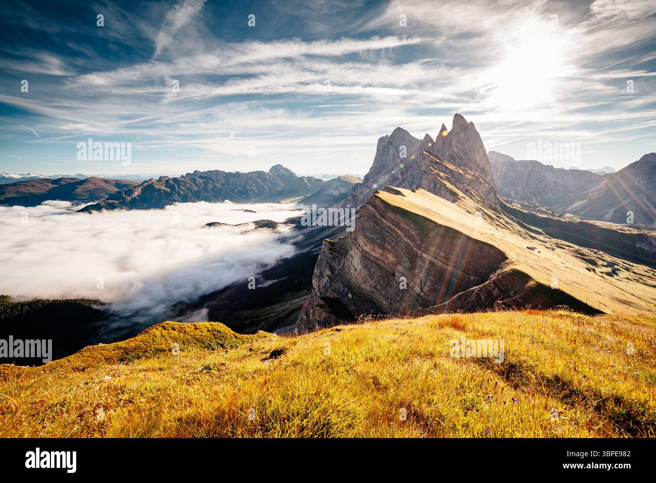 Vue aérienne de la vallée alpine de la lumière du soleil. Grand et magnifique scène du matin. Emplacement Placez le Parc National Puez-Odle, Gardena, pic de Seceda, Geisler Banque D'Images