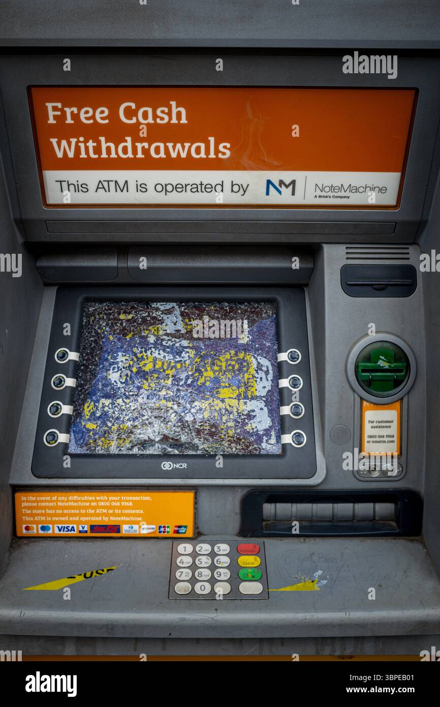 Vandalized Cashpoint - distributeur automatique de billets vandalisé - ce distributeur automatique de billets est hors service parce que l'écran a été brisé. Un avis de désordre a été supprimé. Banque D'Images