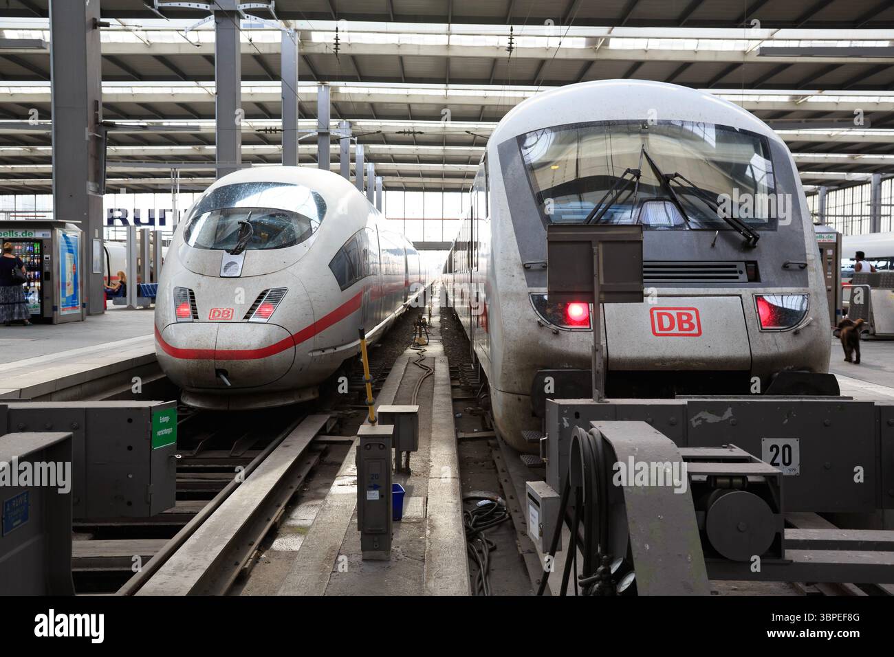 Moteurs de train modernes à Munchen Hauptbahnhof, gare centrale. Munich, Bavière, Allemagne. Metropolitan et ICE 3 Inter City express. Banque D'Images