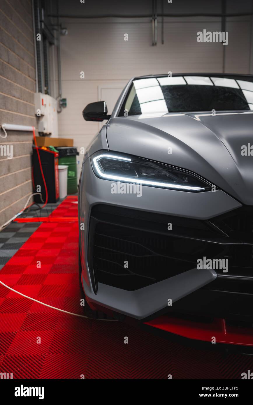 Gros plan de la Lamborghini Urus côté avant gauche dans le garage Banque D'Images