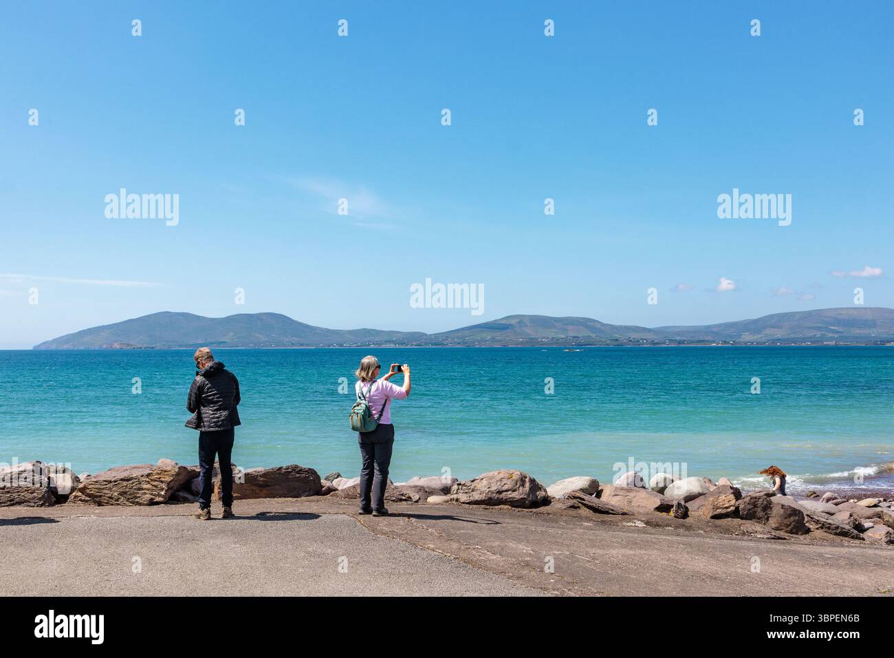 Waterville Beach, Comte Kerry, République d'Irlande : vue sur Ballinskelligs Bay par une belle journée ensoleillée Banque D'Images