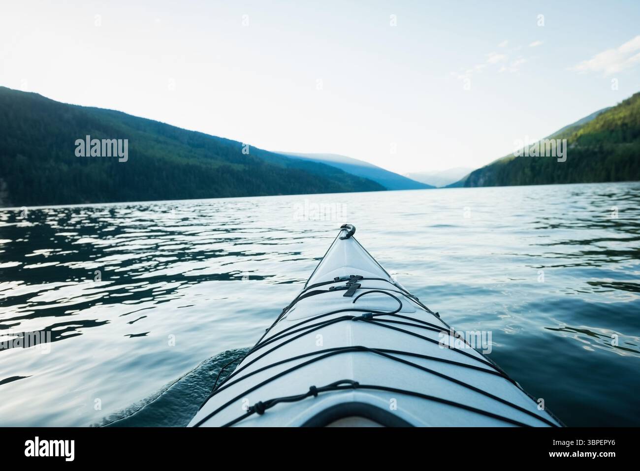 Kayak sur le lac against sky Banque D'Images