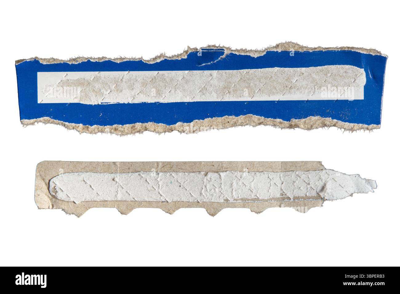 Long rabat déchiré de l'emballage de boîte de papier bleu sur fond blanc avec chemin de découpage Banque D'Images