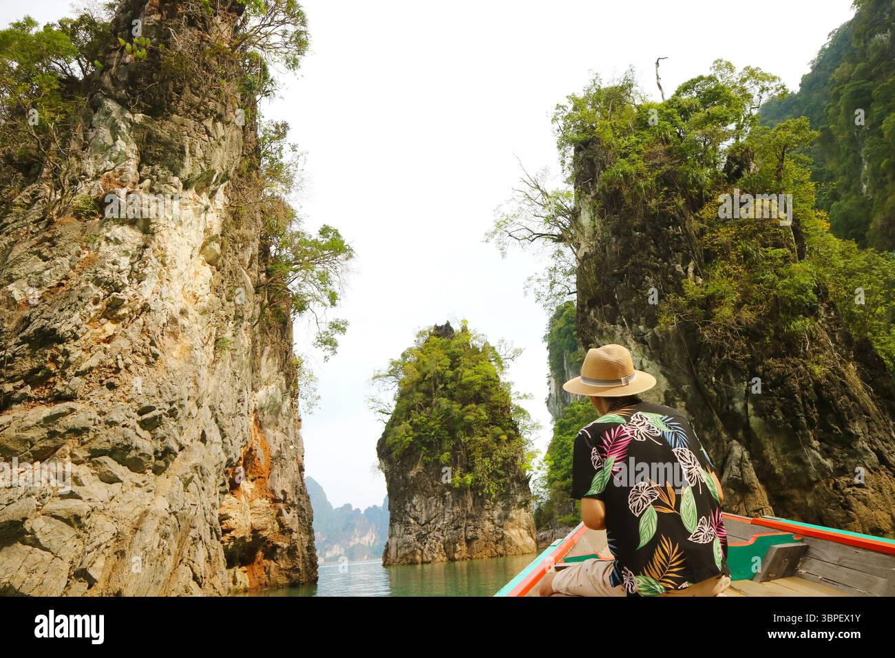 Bateau approchant les emblématiques roches calcaires des trois Frères du barrage de Ratchaprapa ou du lac Cheow LAN, parc national de Khao Sok, Surat Thani, Thaïlande du Sud Banque D'Images
