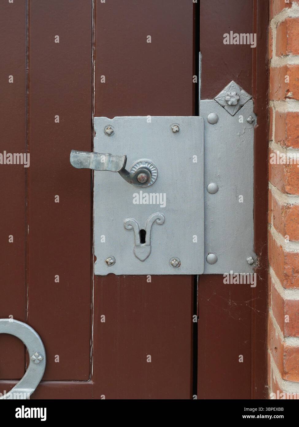 Serrure de boîte historique avec poignée et ornement sur porte en bois. Détail solide de l'artisanat traditionnel. Copyspace. Banque D'Images