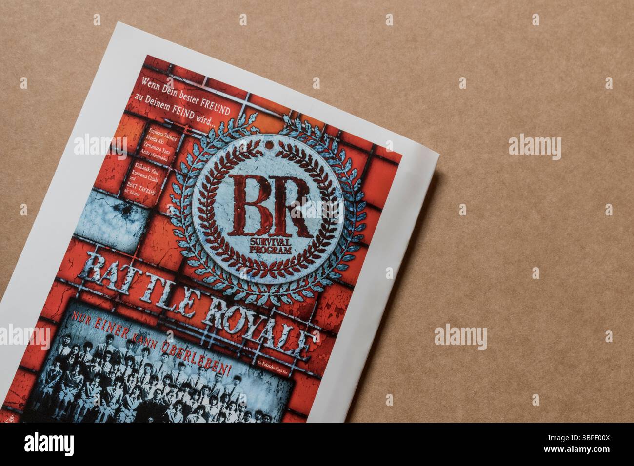 Flyer avec film Battle Royale avec photo des étudiants et logo 'BR Survival Program' isolé sur fond de carton Uni Banque D'Images
