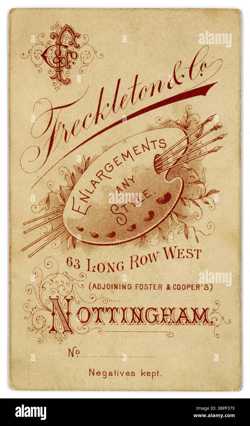 Revers de la carte de visite victorienne originale décorative (carte de visite ou CDV) montrant les pinceaux et la palette d'un artiste, indiquant que le photographe peut avoir été un artiste, de l'atelier de Freckleton & Co, 63 long Row West, Nottingham, Angleterre, Royaume-Uni. env. 1898. Banque D'Images