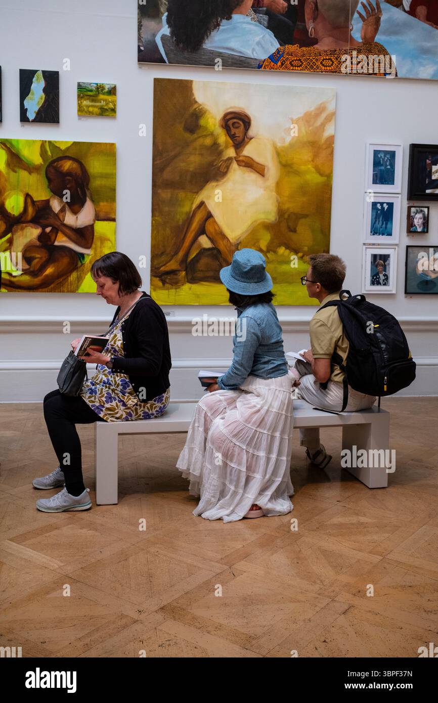 Regarder des peintures à la RA, le spectacle d'été de la Royal Academy, 2025 Banque D'Images