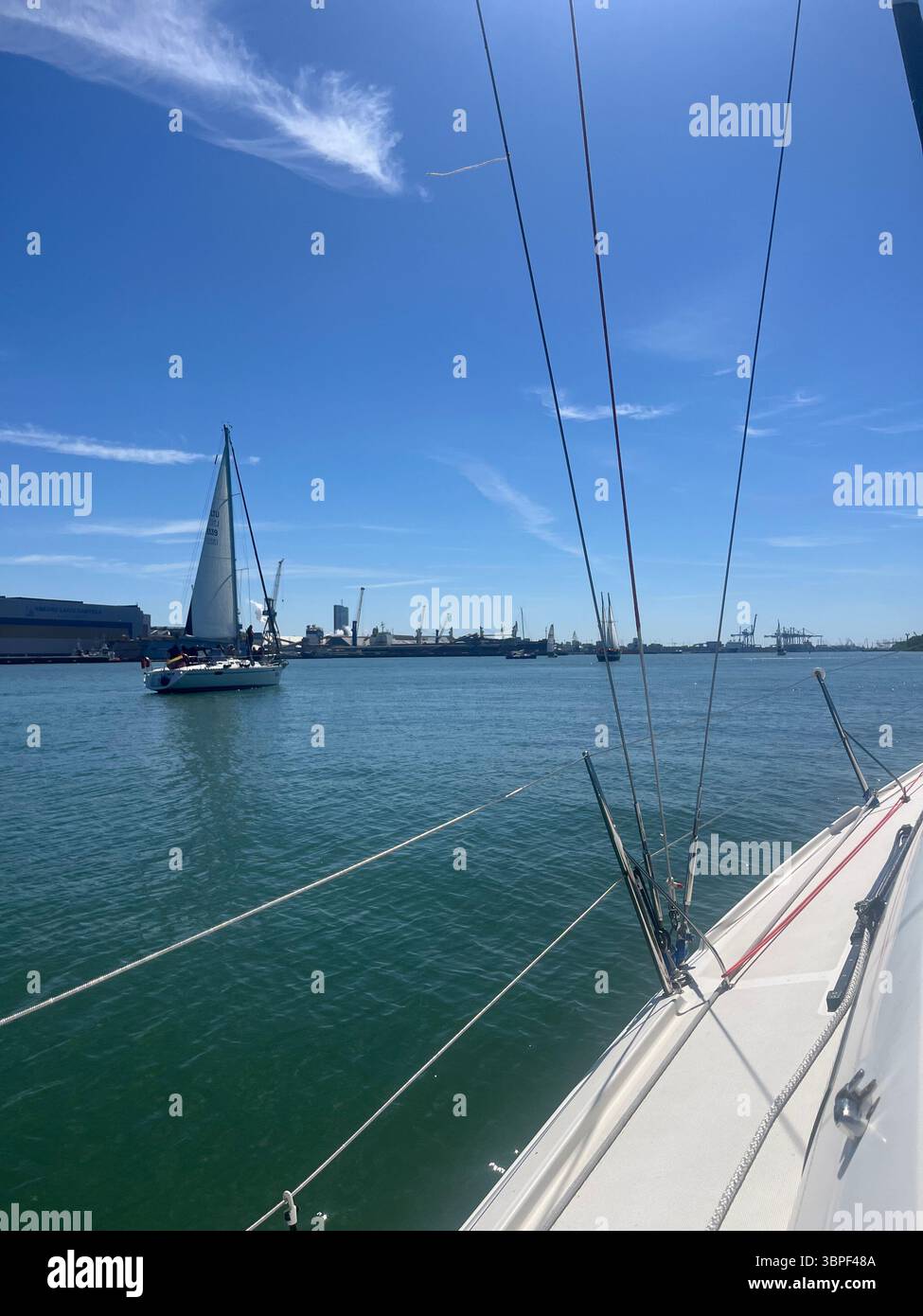 Naviguer à travers les eaux libres, chasser l'horizon et le calme de la mer. Perdu au rythme des vagues, où le vent et la mer ne font qu’un. - Image de stock capturée avec un smartphone