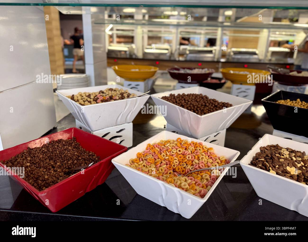 bol propre et appétissant de céréales sèches pour le petit déjeuner servi avec du lait, posé sur une table dans un restaurant tout compris. Buffet petit déjeuner de l'hôtel, familial-ven Banque D'Images