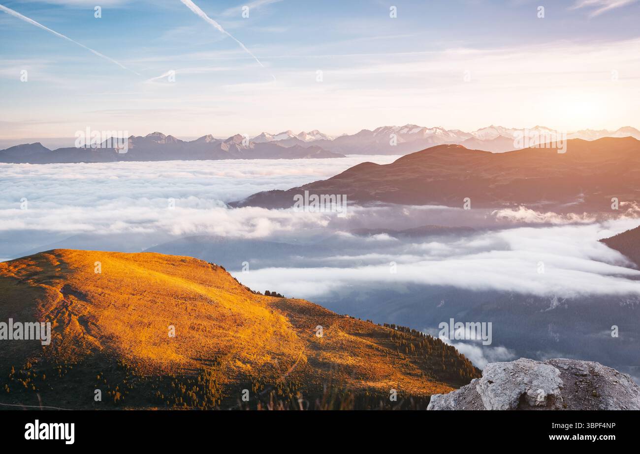 Vue aérienne de la vallée alpine de la lumière du soleil. Grand et magnifique scène du matin. Emplacement Placez National Park ou Puez Odle Geisler, pic de Seceda, jardin Banque D'Images