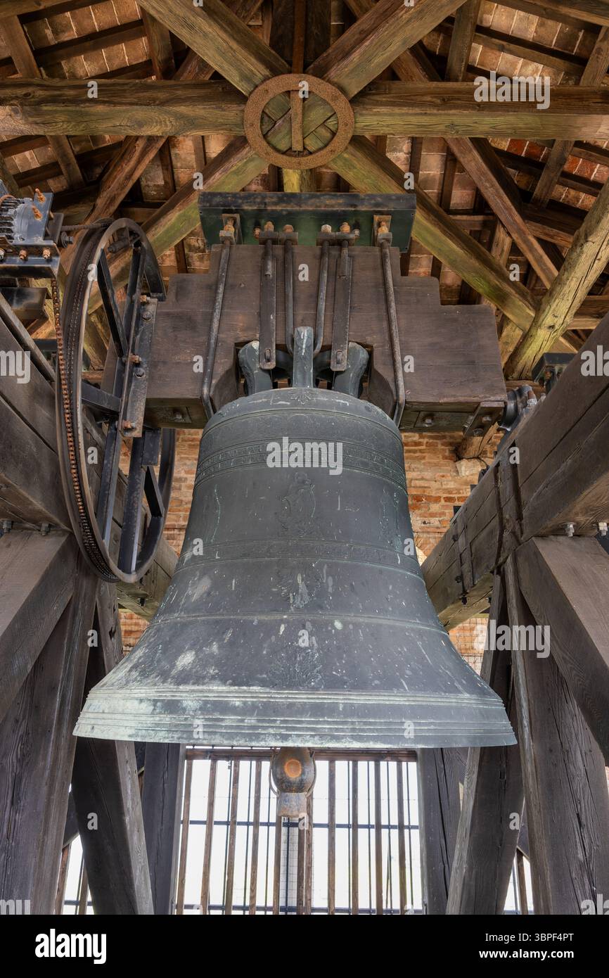 Cloche de 1747 au Campanile de la Basilique de Santa Maria Assunta sur l'île de Torcello dans la lagune vénitienne, Italie. Banque D'Images