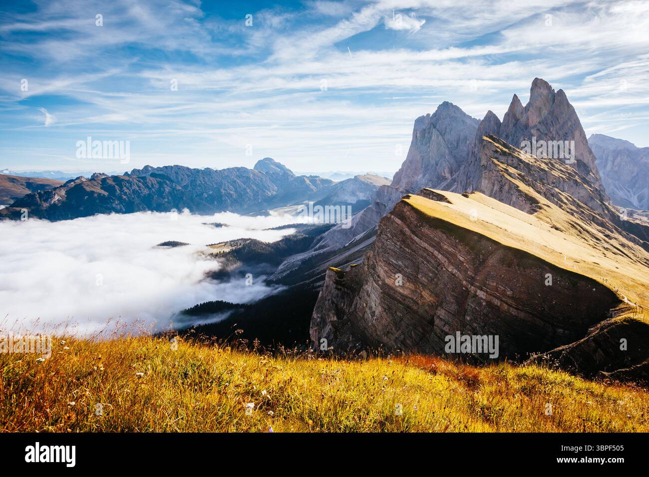 Vue aérienne de la vallée alpine de la lumière du soleil. Grand et magnifique scène du matin. Emplacement Placez le Parc National Puez-Odle, Gardena, pic de Seceda, Geisler Banque D'Images
