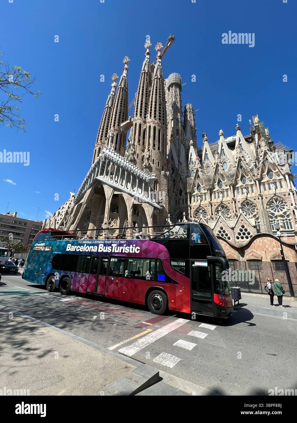 Sagrada Familia, Barcelone, Espagne, 06 mai 2022, l'emblématique Sagrada Familia de Barcelone est capturée en bus par une journée ensoleillée. - Image de stock capturée avec un smartphone