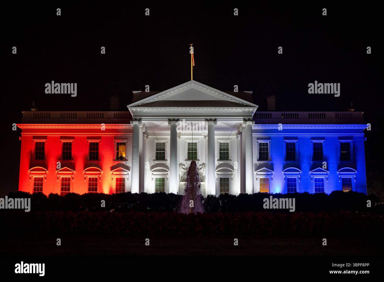 La Maison Blanche s’illumine en rouge blanc et bleu pour célébrer le 4 juillet, vendredi 4 juillet 2025. Banque D'Images