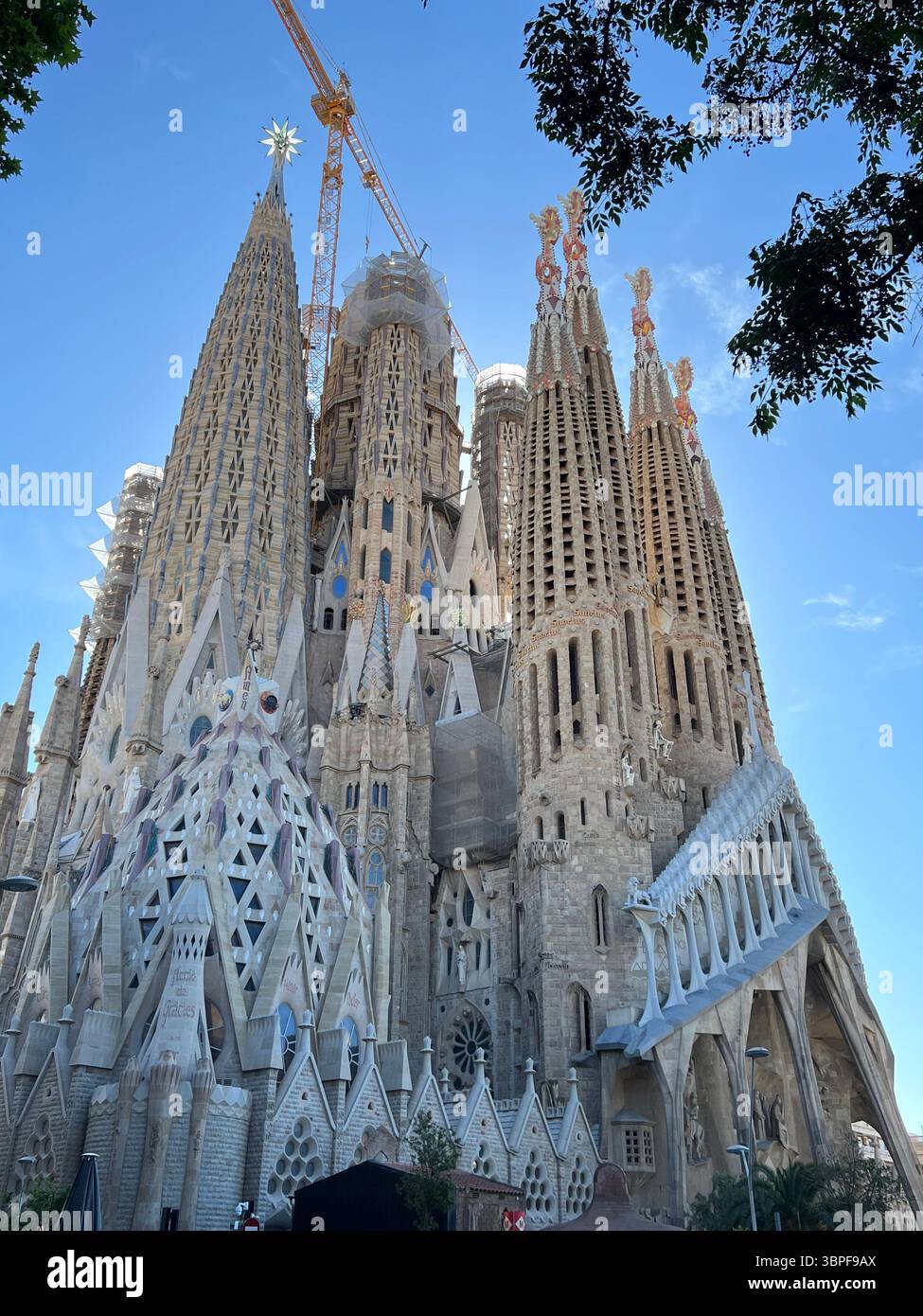 La Sagrada Familia à Barcelone, Espagne, 06 mai 2022, un chef-d'œuvre d'architecture sous un ciel bleu vibrant. - Image de stock capturée avec un smartphone