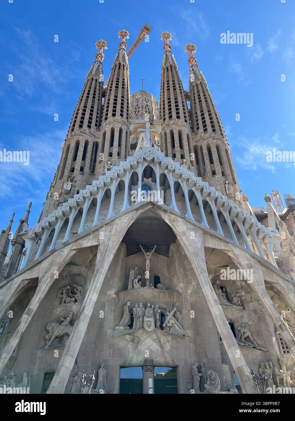 La Sagrada Familia à Barcelone, Espagne, 06 mai 2022, un chef-d'œuvre d'architecture sous un ciel bleu vibrant. - Image de stock capturée avec un smartphone