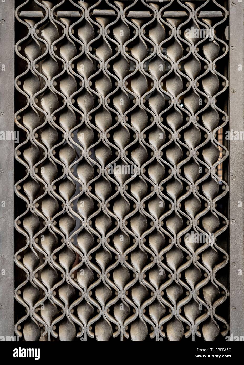Motif répétitif abstrait de la ferronnerie forgée Art Nouveau ornée sur les portes principales du Palau Güell d'Antoni Gaudí à Barcelone, Espagne. Banque D'Images