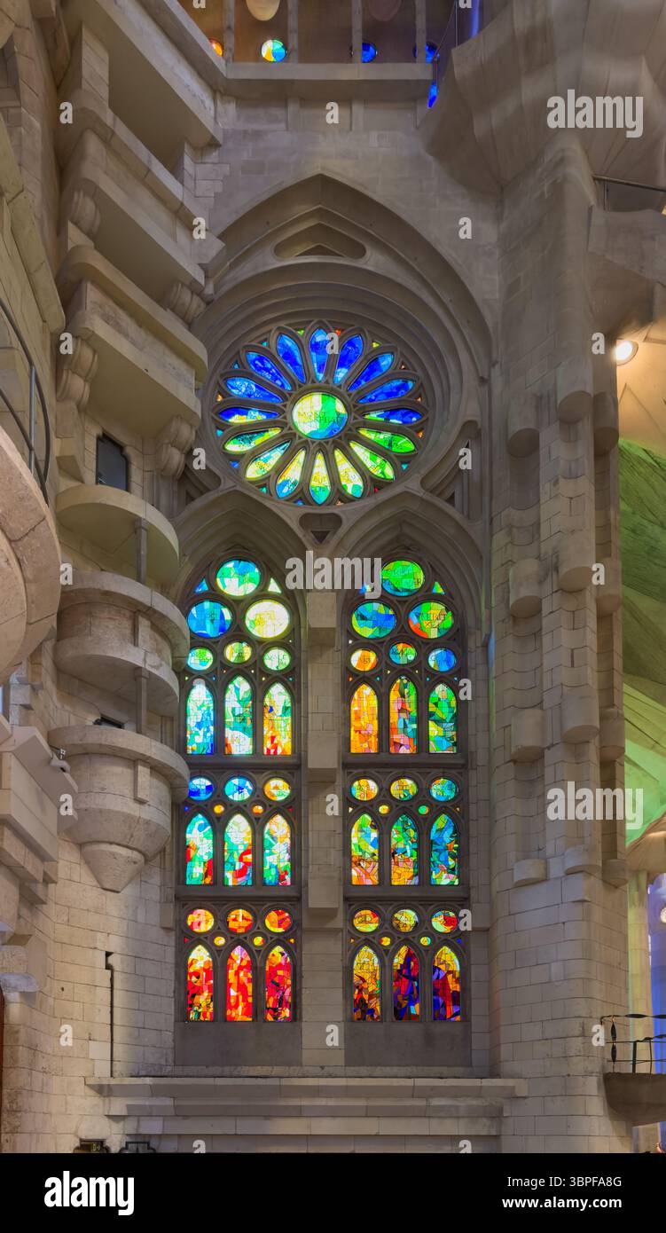 Un magnifique vitrail moderne inonde l'intérieur de la Sagrada Familia d'Antoni Gaudí de couleurs vives, Barcelone, Espagne. Banque D'Images