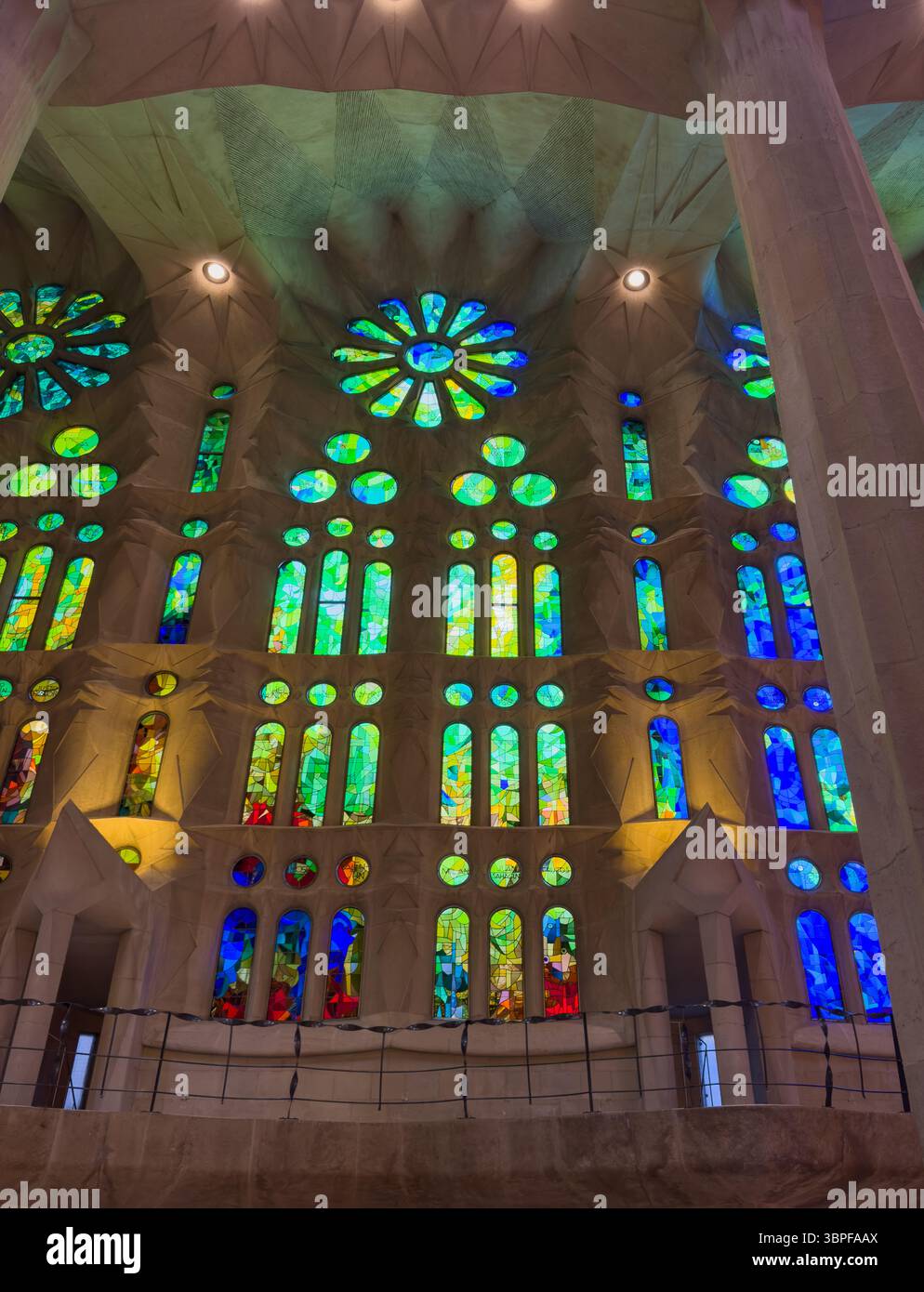 Un magnifique vitrail moderne conçu par Joan Vila-Grau à l'intérieur de la basilique la Sagrada Familia d'Antoni Gaudí à Barcelone, en Espagne. Banque D'Images