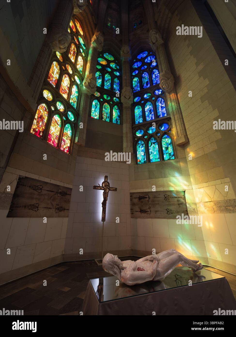 Sculptures 'Shroud Man' de Sergio Rodella et 'Cross of Hope' d'Albano poli dans une exposition à la Sagrada Familia, Barcelone, Espagne. Banque D'Images