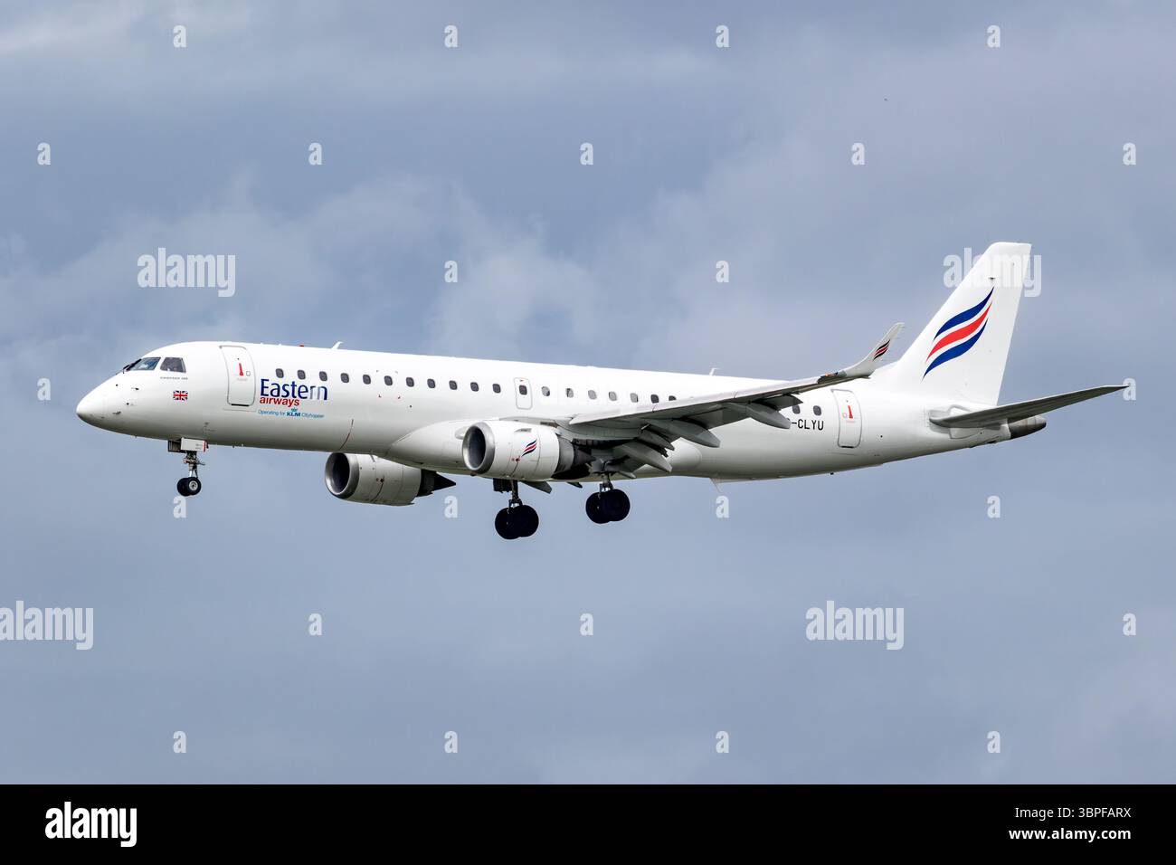 Embraer ERJ-190 de Eastern Airways exploité par KLM Cityhopper Regional Airline arrivant à l'aéroport de Schiphol. Amsterdam, pays-Bas - 24 juin, 2 Banque D'Images