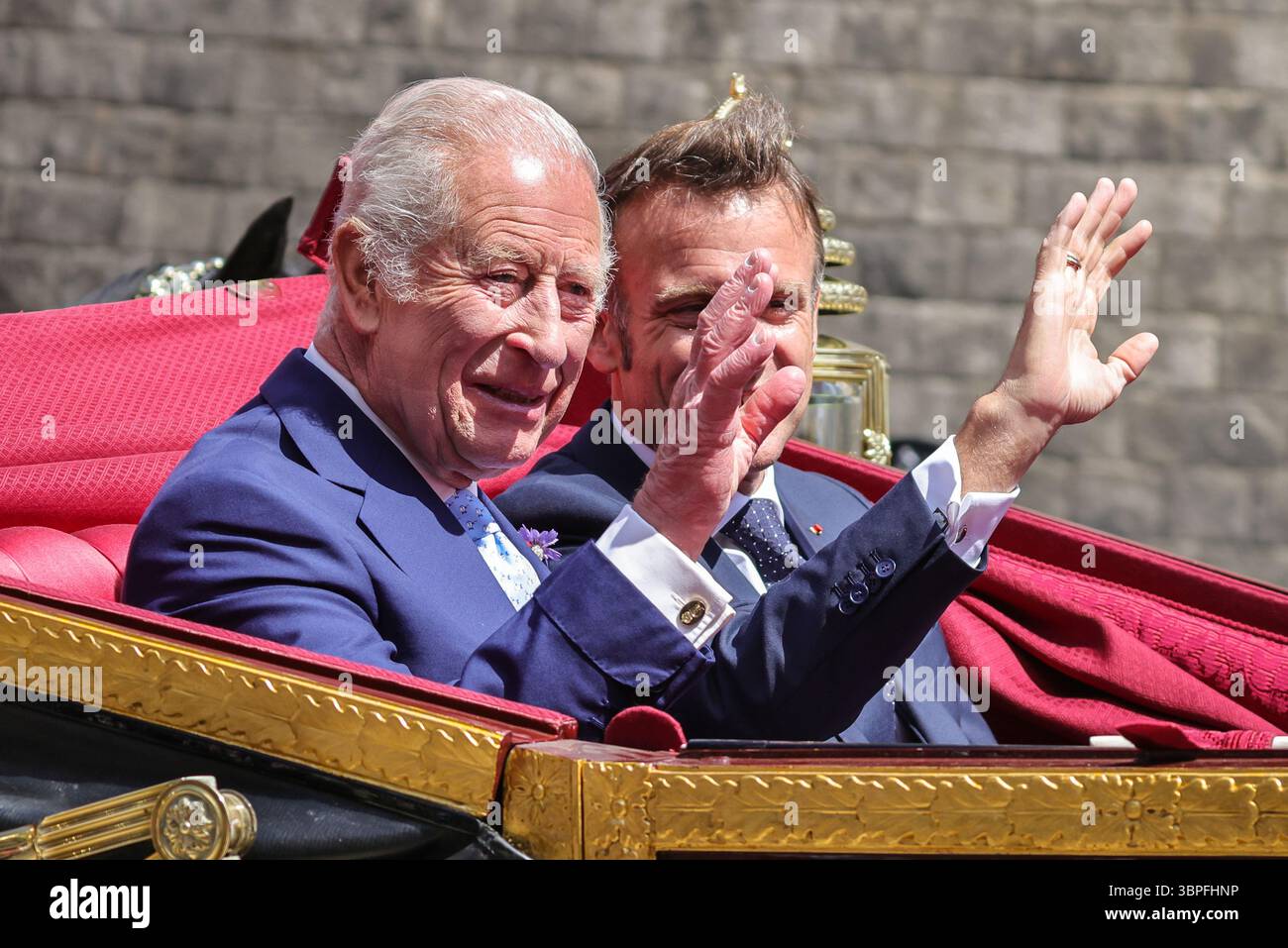 Londres, Royaume-Uni. 87 juillet 2025. Le roi et la reine, le prince et la princesse de Galles, le président français et son épouse, M. et Mme Macron, ainsi que l'ambassadeur de France et d'autres, prennent un cortège en calèche à travers Windsor et le long d'une partie de la longue marche menant au château de Windsor dans le cadre de la visite d'État française. Crédit : Imageplotter/Alamy Live News Banque D'Images