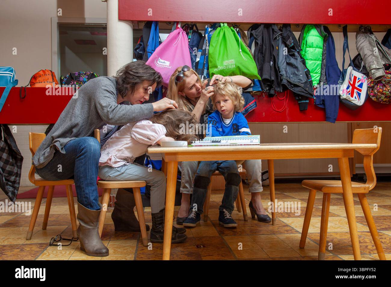 Pays-Bas, Arnhem. École primaire. Les mères sont à la recherche de puces dans les cheveux des écoliers pendant l'école. Banque D'Images