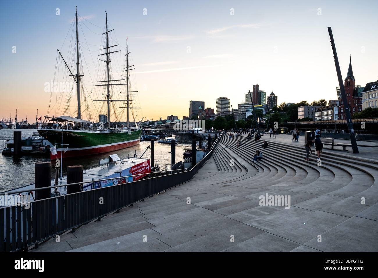 Hambourg, Allemagne – 06 18 2025 : escaliers et célèbre bateau à voile historique Rickmer Rickmers à un Pauli Landungsbrücken au bord de l'Elbe Banque D'Images