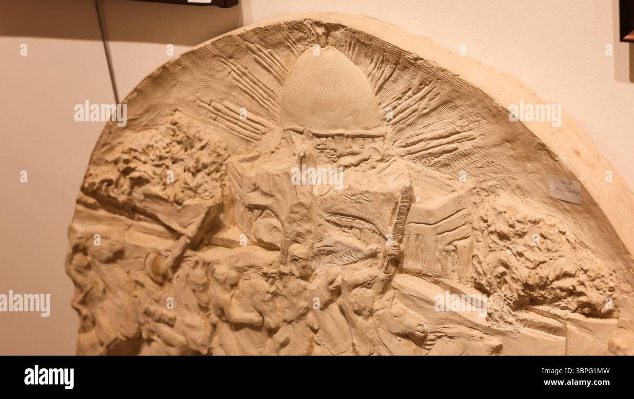 Une sculpture en relief détaillée présente une scène historique au musée Hilla en Irak, mettant en valeur l'art culturel et l'artisanat. Banque D'Images