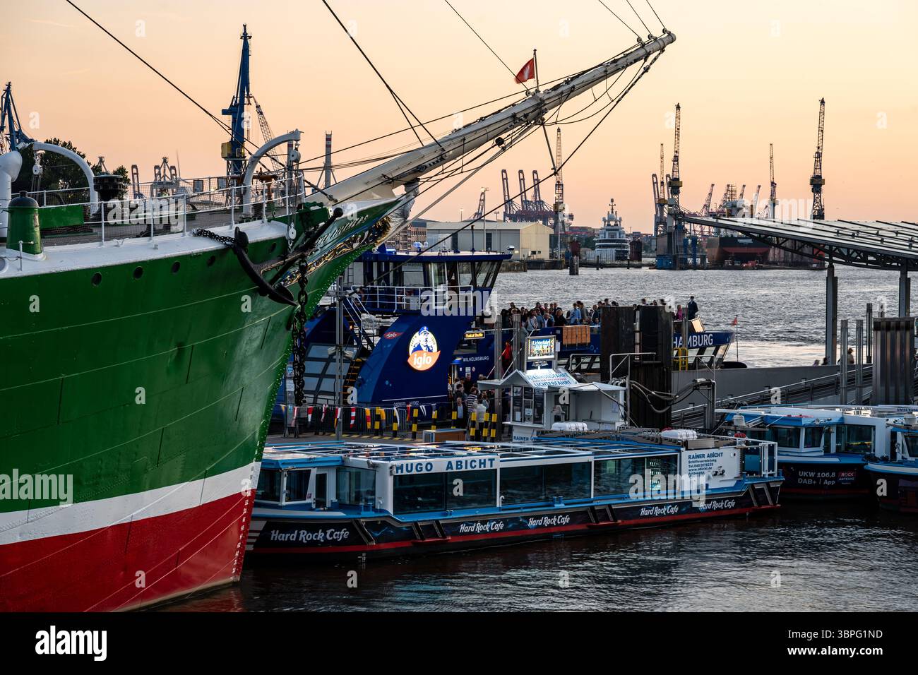 Hambourg, Allemagne – 06 18 2025 : célèbre bateau à voile historique Rickmer Rickmers à l’occasion Pauli Landungsbrücken au bord de l’Elbe Banque D'Images