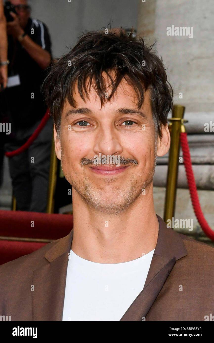abb Florian David Fitz Schauspieler zu Gast auf dem Roten Teppich beim Freiluft Konzert Oper für Alle in der Bayerische Staatsoper im Rahmen von BMW x Oper für Alle AM 06.Juli 2025 in Muenchen Bayern Deutschland *** abb Florian David Fitz acteur en tant qu'invité sur le tapis rouge au concert en plein air Opera for All à l'Opéra d'État bavarois dans le 6 juillet 2025 à Munich Banque D'Images