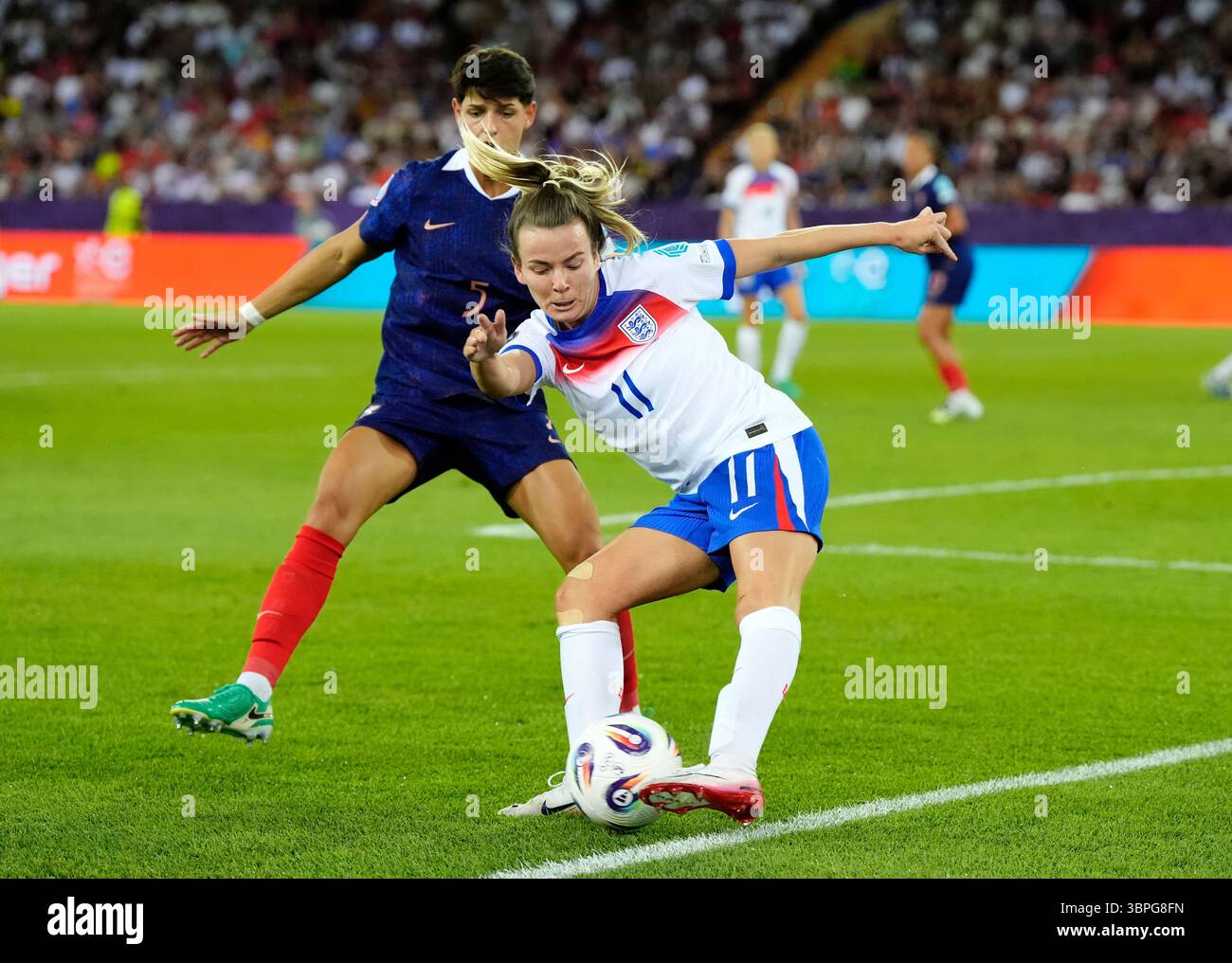 L'anglaise Lauren Hemp et la française Elisa de Almeida (à gauche) lors du match du Groupe d féminin de l'UEFA Euro 2025 au Stadion Letzigrund à Zurich, Suisse. Date de la photo : samedi 5 juillet 2025. Banque D'Images L'anglaise Lauren Hemp et la française Elisa de Almeida (à gauche) lors du match du Groupe d féminin de l'UEFA Euro 2025 au Stadion Letzigrund à Zurich, Suisse. Date de la photo : samedi 5 juillet 2025. Banque D'Images