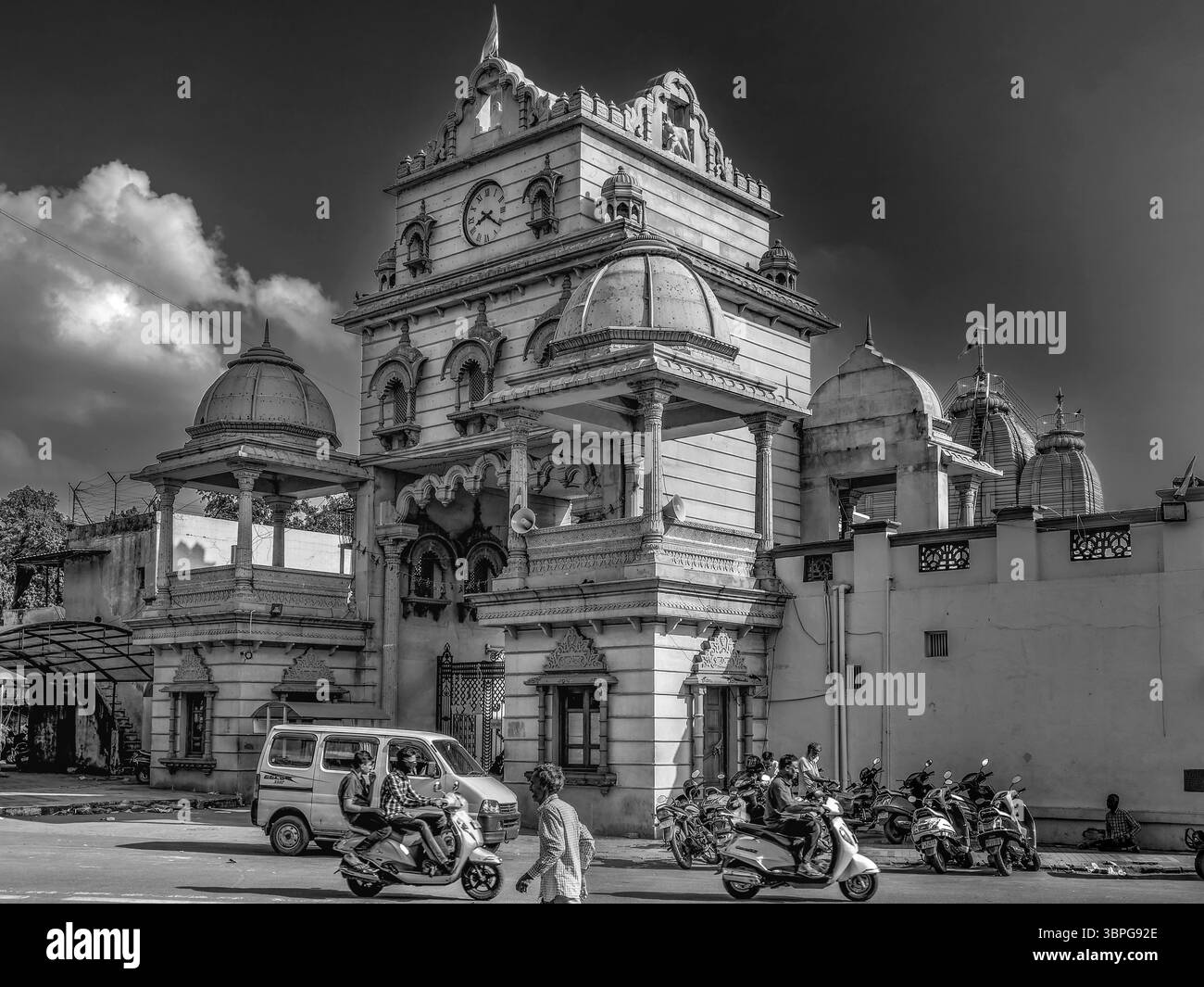 09 24 2022 horloge Toer sur la porte d'entrée principale de Shree Jagannathji Mandir Gaikywad Haveli Road Jamalpur Road Jagannath Mandir Road Ahmedabad Inde A Banque D'Images