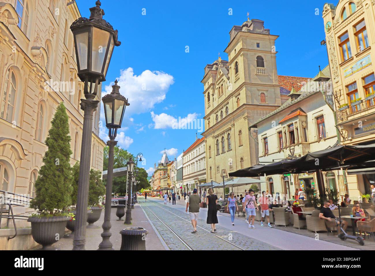 Kosice, Slovaquie - 26 mai 2025 : Théâtre de l'Opéra d'État (à gauche) et église de la Sainte Trinité (à droite) dans la vieille ville sur Hlavna ou la place principale Banque D'Images Kosice, Slovaquie - 26 mai 2025 : Théâtre de l'Opéra d'État (à gauche) et église de la Sainte Trinité (à droite) dans la vieille ville sur Hlavna ou la place principale Banque D'Images