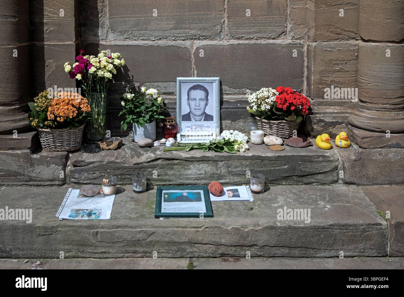 Sanctuaire pour Alexei Navalny, chef de l'opposition russe mort en prison, à la Mercat Cross sur la place du Parlement, à Édimbourg, Écosse Banque D'Images