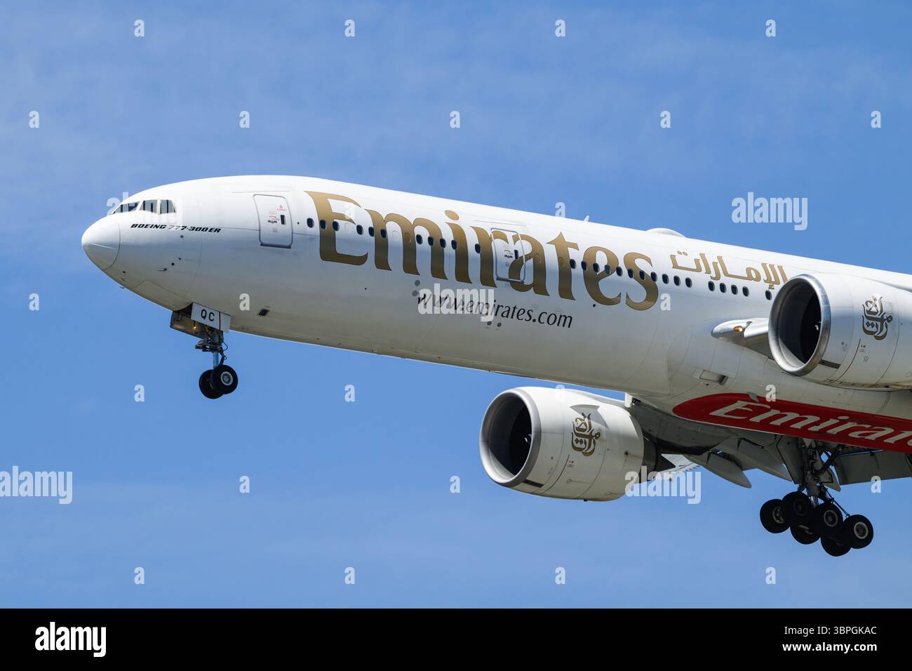 SeaTac, WA, États-Unis - 2 juillet 2025 ; Emirates Boeing 777-300ER débarquant avec la marque en gros plan Banque D'Images
