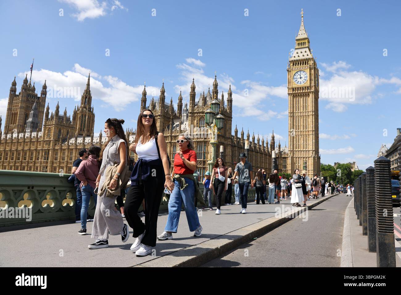 Londres, Royaume-Uni. 8 juillet 2025. Touristes marchant sur Westminster Bridge dans le centre de Londres par une journée chaude et ensoleillée dans la capitale. Le met Office a publié une prévision prédisant une nouvelle vague de chaleur qui devrait se produire pendant plus de dix jours. (Crédit image : © Steve Taylor/SOPA images via ZUMA Press Wire) USAGE ÉDITORIAL SEULEMENT ! Non destiné à UN USAGE commercial ! Crédit : ZUMA Press, Inc/Alamy Live News Banque D'Images