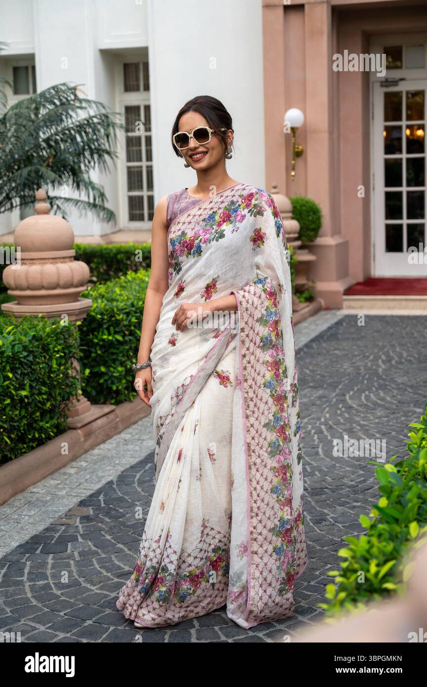 New Delhi, Inde. 08 juillet 2025. Manushi Chhillar, actrice indienne, mannequin et gagnante du concours Miss monde 2017, pose pour une photo lors de la promotion de son prochain film, Maalik à l'Imperial Hotel. Crédit : SOPA images Limited/Alamy Live News Banque D'Images