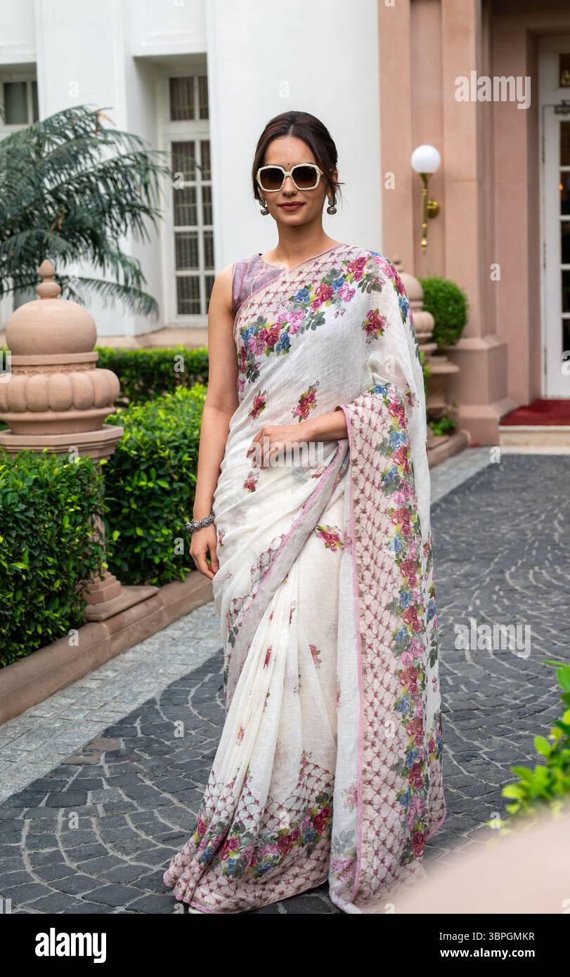 New Delhi, Inde. 08 juillet 2025. Manushi Chhillar, actrice indienne, mannequin et gagnante du concours Miss monde 2017, pose pour une photo lors de la promotion de son prochain film, Maalik à l'Imperial Hotel. Crédit : SOPA images Limited/Alamy Live News Banque D'Images