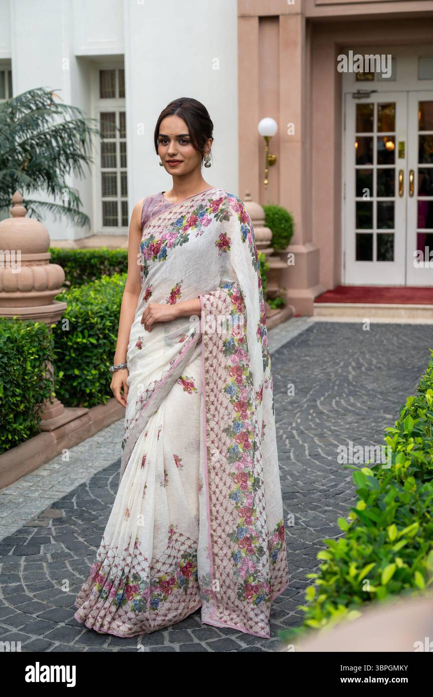 New Delhi, Inde. 08 juillet 2025. Manushi Chhillar, actrice indienne, mannequin et gagnante du concours Miss monde 2017, pose pour une photo lors de la promotion de son prochain film, Maalik à l'Imperial Hotel. Crédit : SOPA images Limited/Alamy Live News Banque D'Images