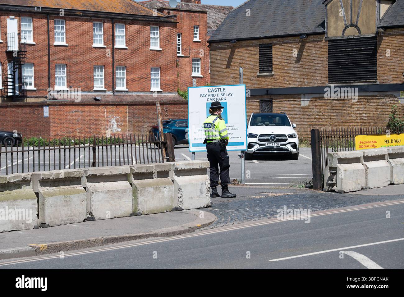 Windsor, Berkshire, Royaume-Uni. 8 juillet 2025. Des barrières en béton ont été placées autour de certains parkings à Windsor, Berkshire aujourd'hui pour des raisons de sécurité lors de la visite d'État du président français Emmanuel Macron. Crédit : Maureen McLean/Alamy Live News Banque D'Images